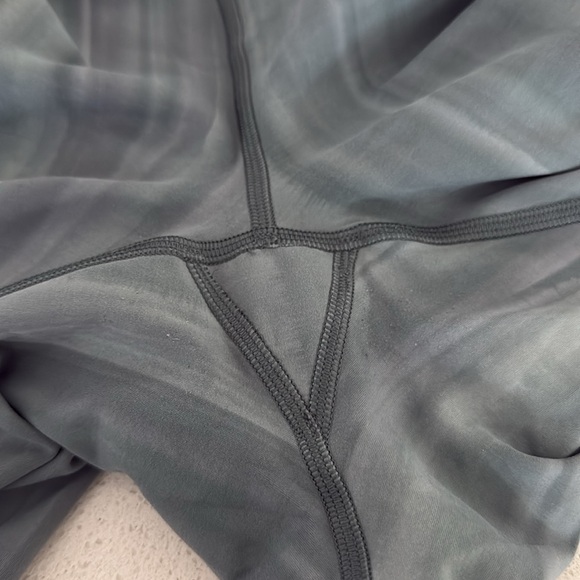 Lululemon In Movement Tight 25" Everlux Linear Spray Dye White Deep Ocean - Picture 8 of 9